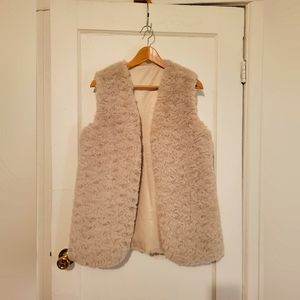 🎉MOVING SALE- EVERYTHING MUST GO BY 8/29!🎉 Cream Faux Fur Vest